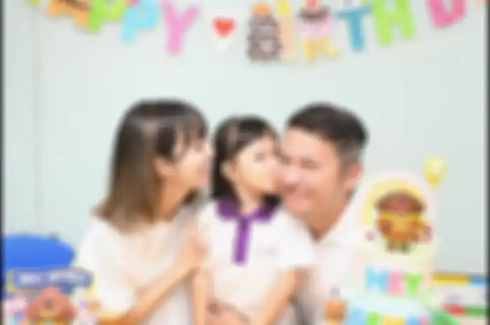 Foto Gisel bahagia bersama Gempi dan Gading Marten saat merayakan ulang tahun putri kesayangan mereka.