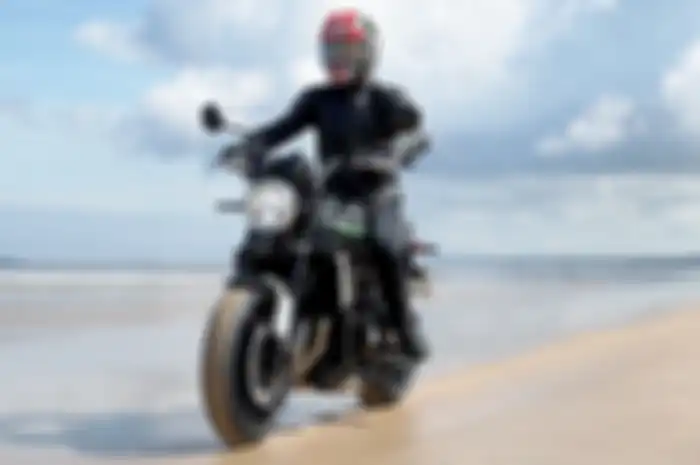 Jonathan Rea turing naik Kawasaki Z900RS
