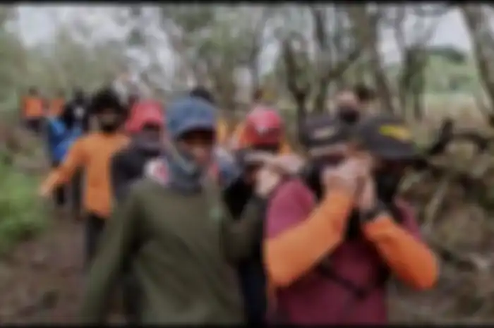 Tim SAR gabungan tengah mengevakuasi dua jenazah pendaki yang ditemukan tewasi di puncak gunung Bawkaraeng, Kabupaten Gowa, Sulawesi Selatan. Rabu, (18/8/2021)