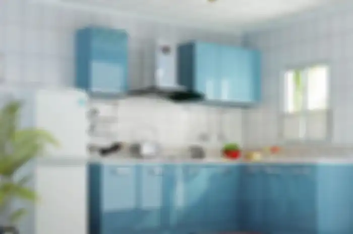 Dapur biru luntur yang cerah dipadu warna putih