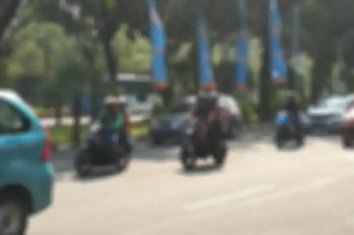 Ternyata pemilik motor lebih suka melihat langsung motornya dikerjakan saat servis di bengkel resmi