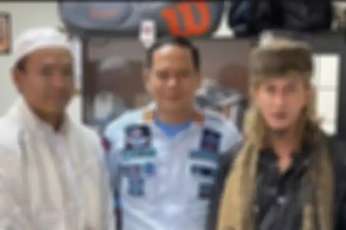 Foto Ryan Jombang berdamai dengan Habib Bahar bin Smith disebut hasil edit. Kalapas Gunung Sindur, Mujiarto ikut berfoto bersama.