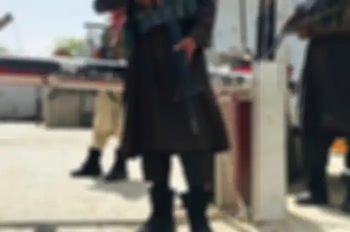 Foto Taliban muda viral di media sosial gegara mengenakan outfit kekinian. Harganya bisa borong 20 kamera mirrorless Canon.