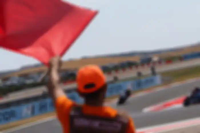 Red flag dikibarkan saat race 2 WorldSSP Navarra 2021 kurang 6 lap