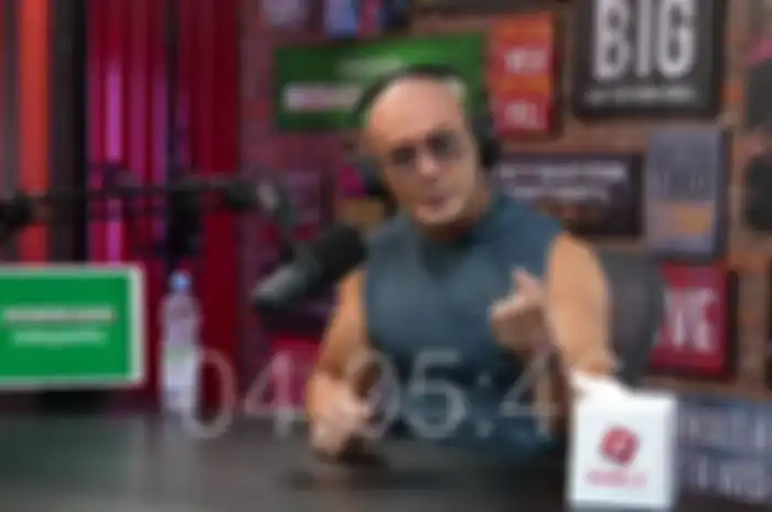 Deddy Corbuzier kembali unggah video YouTube dan beberkan alasan sempat berhenti podcast karena kritis dan hampir meninggal.