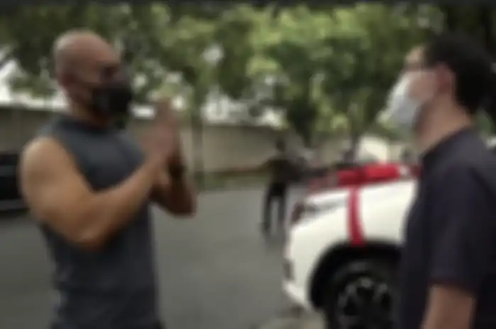 Foto terkini Deddy Cobuzier viral di media sosial. Usai sembuh, Deddy Corbuzier memberikan mobil mewah untuk dokter Gunawan.