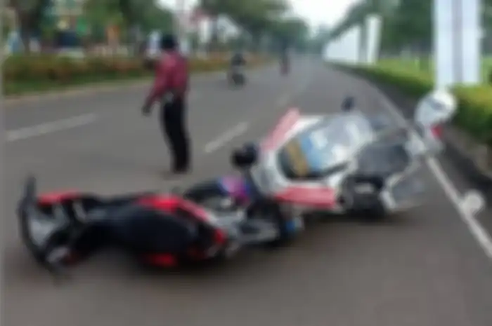 Apes, niat kabur dari razia kepolisian, peserta sunday morning ride (sunmori) malah tabrak motor polisi.