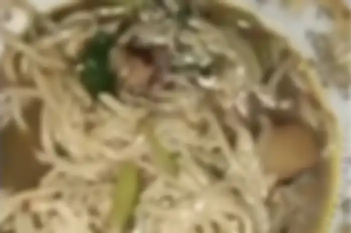Foto buntut tikus dalam piring yang berisi mie ayam viral di media sosial. Pemilik warung mie ungkap fakta sebenarnya di depan polisi.