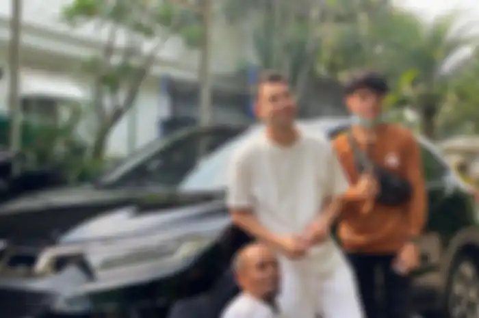 Ucok Baba bangga pamer foto mobil baru dari Raffi Ahmad. Vega Darwanti sampai ikut berkomentar.
