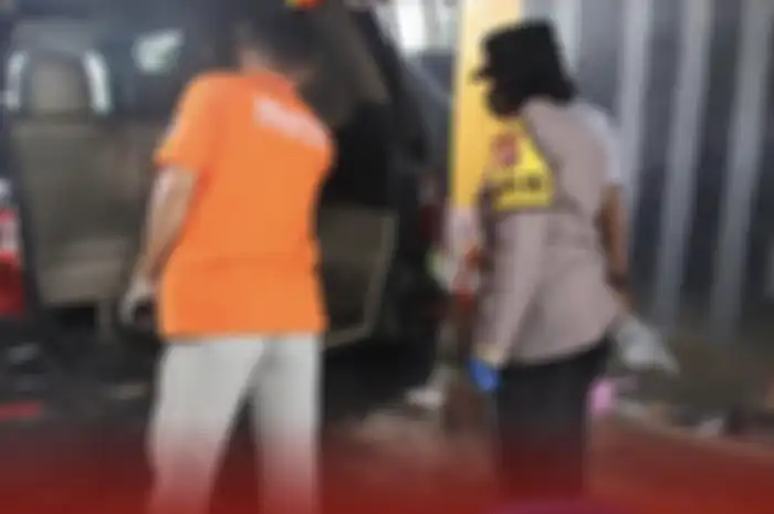 Kapolres Subang AKBP Sumarni memeriksa TKP pembunuhan ibu dan anak di Subang. 