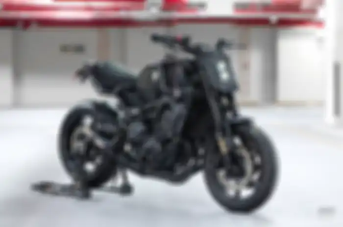 Bodi penuh karbon, modifikasi Yamaha XSR900 berkonsep street tracker.