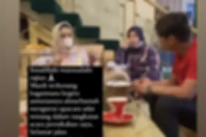 Rizky Billar kehilangan sosok tercinta usai seminggu menikahi pedangdut Lesti Kejora. Foto ini menjadi bukti atas kesedihannya.