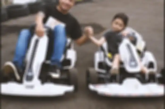 Foto Gading Marten bersama Gempi saat bermain gokart. Gading Marten balas komentar Gisel, netizen minta Wijin mundur.