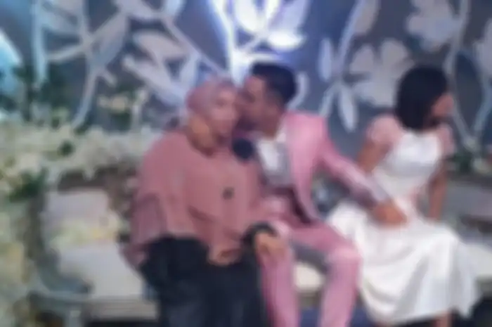 Foto pernikahan viral ibu mertua dicueki pengantin wanita.
