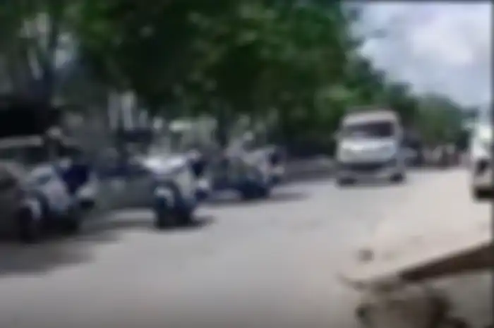 Aksi ambulans salip rombongan konvoi Presiden Joko Widodo