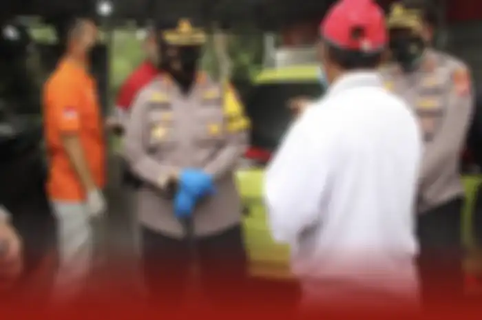 Kapolres Subang, AKBP Sumarni saat memeriksa TKP pembunuhan di Subang, Jawa Barat. Foto istri muda suami korban beredar.