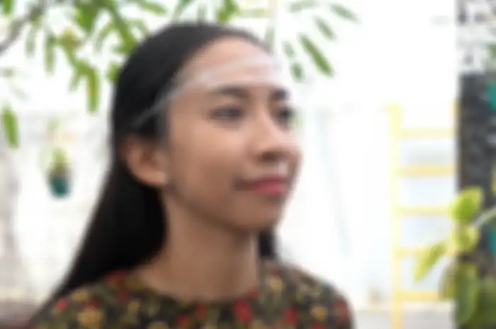 Ilustrasi seorang wanita mengenakan Face Shield canggih buatan Sharp Indonesia