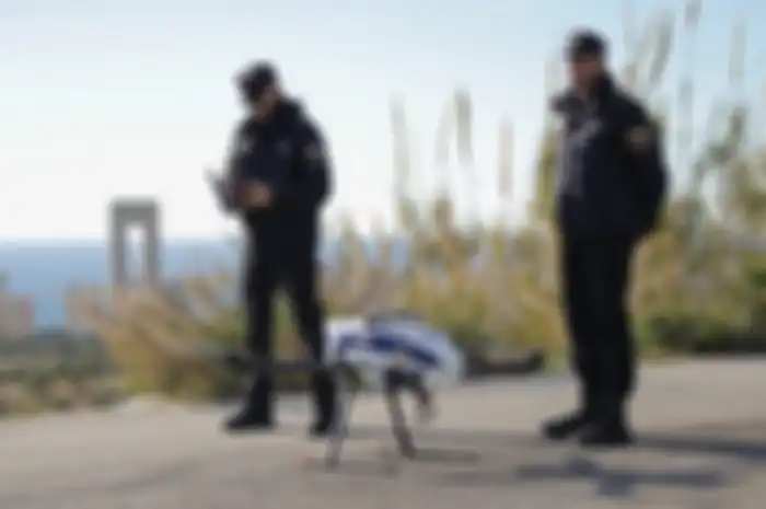 Polisi di negara Spanyol menggunakan drone sebagai pemantau pelanggaran lalu lintas di jalan.