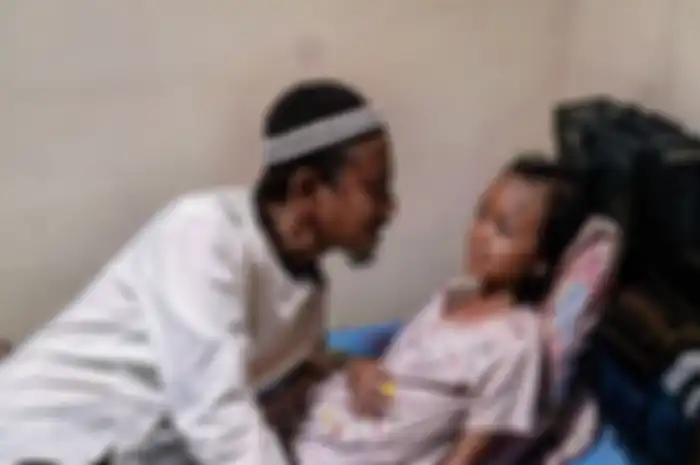 Bintang sinetron Preman Pensiun, Epy Kusnandar, disebut pindah agama. Sang istri mengungkapkan fakta sebenarnya.