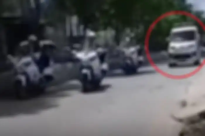 Rombongan moge pengawal Presiden Jokowi saat hendak disalip ambulans