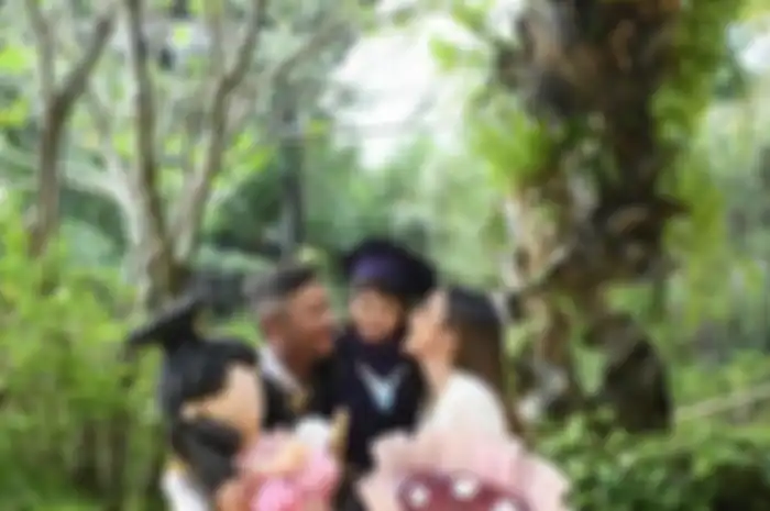 Momen indah Gempi wisuda TK bersama orangtuanya, Gisel dan Gading Marten.