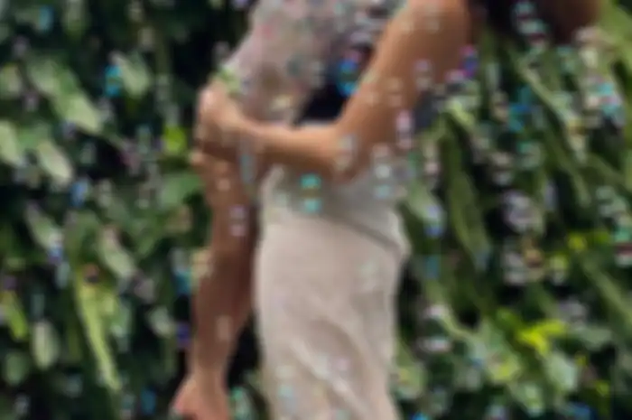Foto Gisel menunjukkan kebahagiaannya bermain bubble bareng putri semata wayangnya, Gempi jadi sorotan.