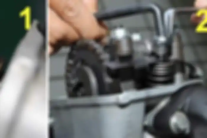 ILUSTRASI. Harga Pertalite dan Pertamax naik, biar motor irit bensin harus rutin setel klep bro!