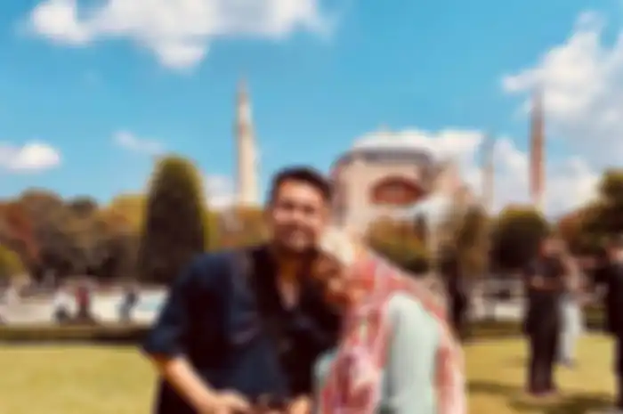Pantas saja ibunda Rafathar percaya diri berbahasa Inggris, rupanya Nagita Slavina lulusan kampus no 1 di benua kanguru. 