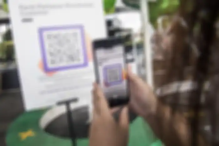 Ilustrasi Memindai QR Code lewat aplikasi PeduliLindungi