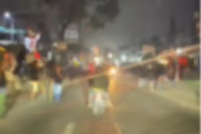 Lembang mencekam, beredar video warga sweeping bikers yang melakukan night ride sambil membawa balok kayu.