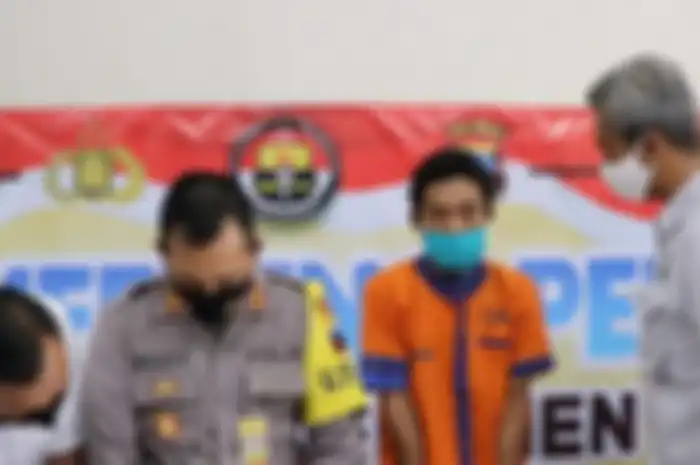Seorang pria tega menipu janda muda kesepian.