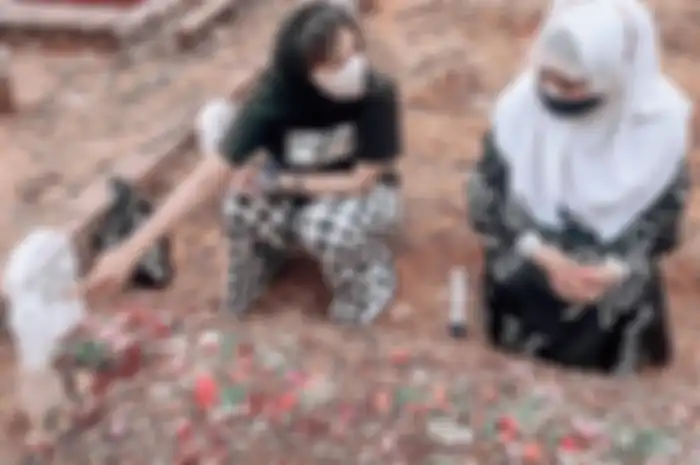 Foto Melissa Aryani di sisi makam sang ayah banjir doa. Dulu sang ayah cuma bisa parah lihat putrinya pindah agama.