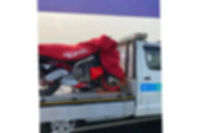 Beredar foto yang menunjukan motor supersport Aprilia RS 660 sedang diangkut menggunakan towing truck di jalanan Indonesia.