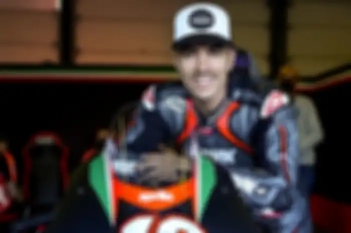 Bikin penasaran, kok Maverick Vinales ngetes motor barunya di MotoGP, Aprilia RS-GP sambil senyum-senyum.