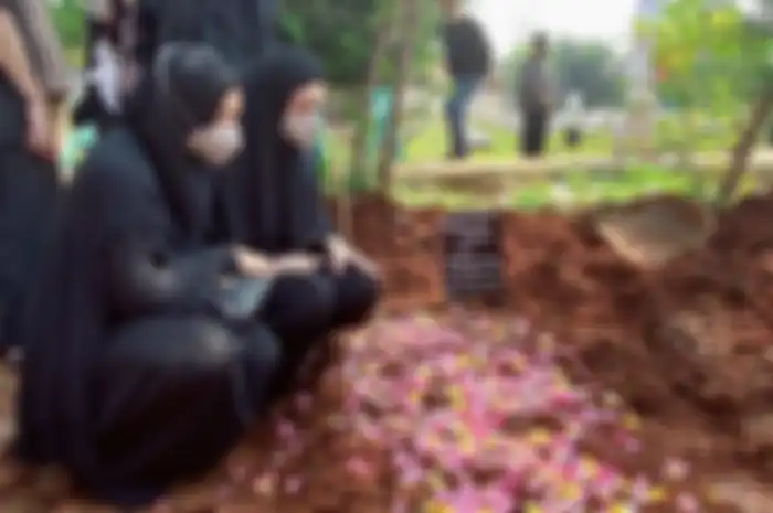Foto Cindy Fatikasari bersimpuh di sisi makam banjir doa. Istri Tengku Firmansyah kehilangan sosok tercinta.