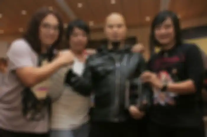 Ahmad Dhani saat menerima penghargaan dari KLa Project dalam launching album ‘A Tribute To KLa Project’ pada 2011 lalu.