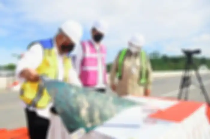 Menteri PUPR Basuki Hadimuljono, Menhan Prabowo Subianto, dan Presiden Jokowi saat meninjau sodetan akses jalan menuju rencana ibu kota negara (IKN) di Provinsi Kalimantan Timur.