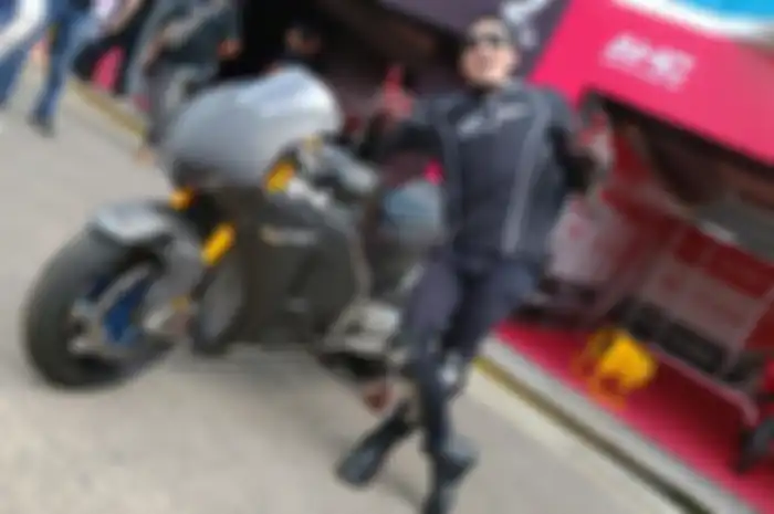 Enggak nyangka, presenter kocak Desta pernah jajal motor MotoGP untuk latihan Marc Marquez ini.
