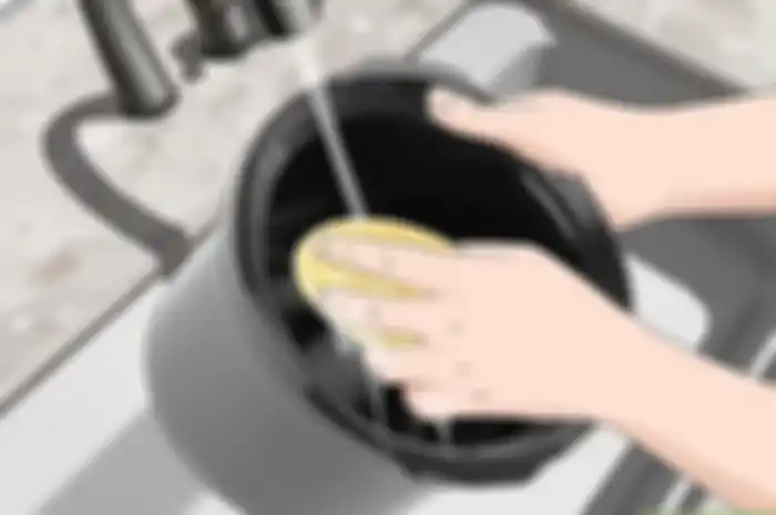 Begini cara membersihkan rice cooker agar nasi tidak cepat basi.