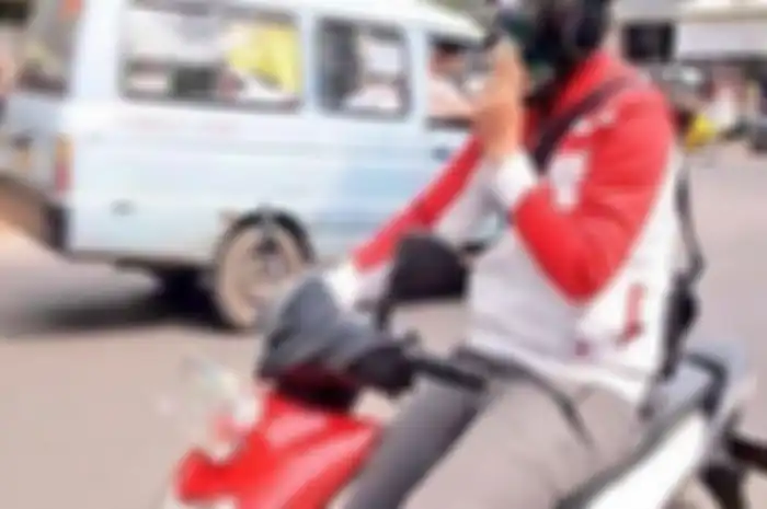 Ilustrasi naik motor sambil merokok