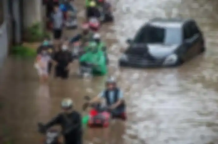 Ilustrasi banjir se lutut karena hujan, yang bawa motor harus dorong motornya
