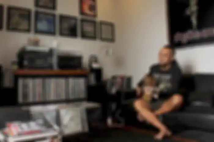 Ruang kerja Eben, gitaris Burgerkill, dipenuhi dengan koleksi album dan memorabilia musik kegemarannya. Foto diambil pada 27 September 2017.