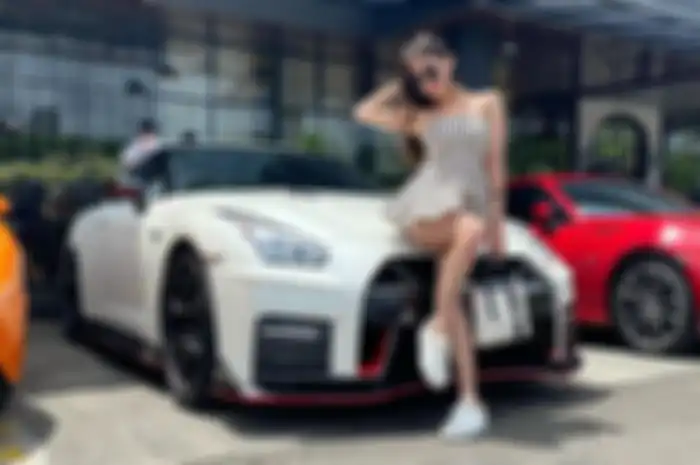 Ayu Thalia alias Thata Anma merintis karier sebagai pemian sinetron hingga curi-curi foto bareng Syahrini di sebuah pesta dugem.