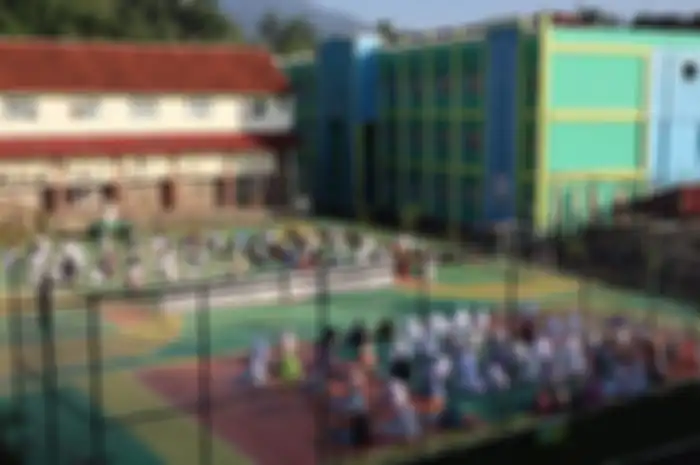 Ponpes Husnul Khotimah Kuningan Jawa Barat. Ketua DPRD Kuningan Nuzul Rachdy nyaris adu jotos gegara chat pembatalan kunjungan Presiden Jokowi ke Ponpes Husnul Khotimah.