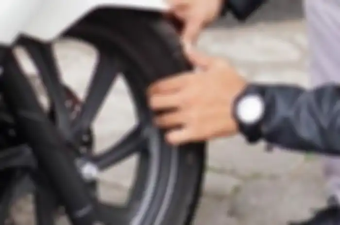 Kenali tanda-tanda ban motor yang berbahaya jika masih digunakan, ternyata enggak harus botak juga, loh.