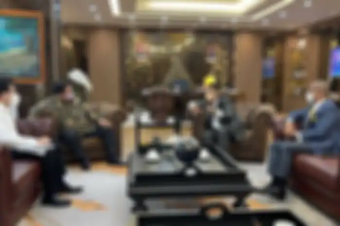 Hotman Paris sibuk foto bareng tangan kanan Presiden Jokowi, Menko Perekonomian Airlangga Hartato saat kafe Holywings viral.