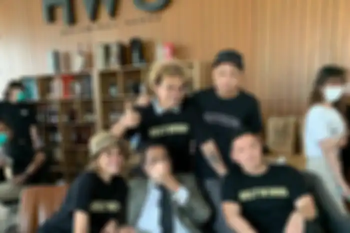 Hotman Paris pamer foto bareng pemilik Holywings usai menjadi pemegang saham restoran dan bar itu.