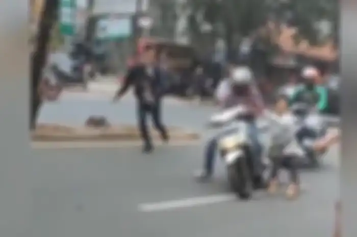 Gak rela ditarik Debt Collector, pemilik kendaraan gelayutan di motor