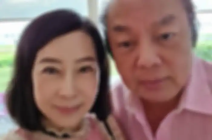 Ini foto istri Dato Sri Tahir yang bikin outlet fashion untuk tujuan mulia. Rosy Riady berpose bersama sang suami tercinta.
