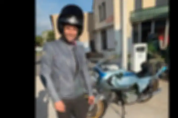 Jelang MotoGP Aragon 2021, pembalap asal Perancis, Johann Zarco berangkat balap ke sirkuit naik motor tua.